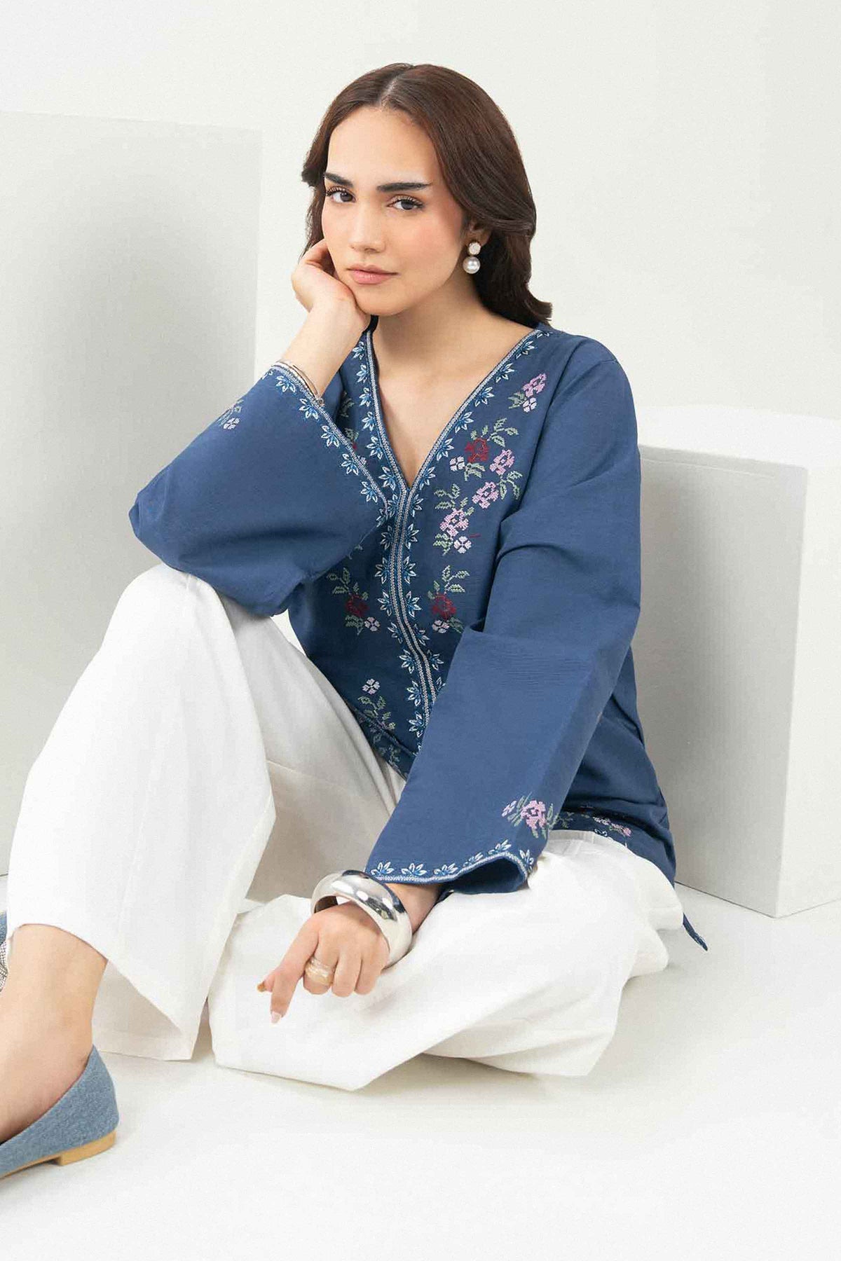 Buy blue embroidered khaddar tunic - back view | Nishat USA