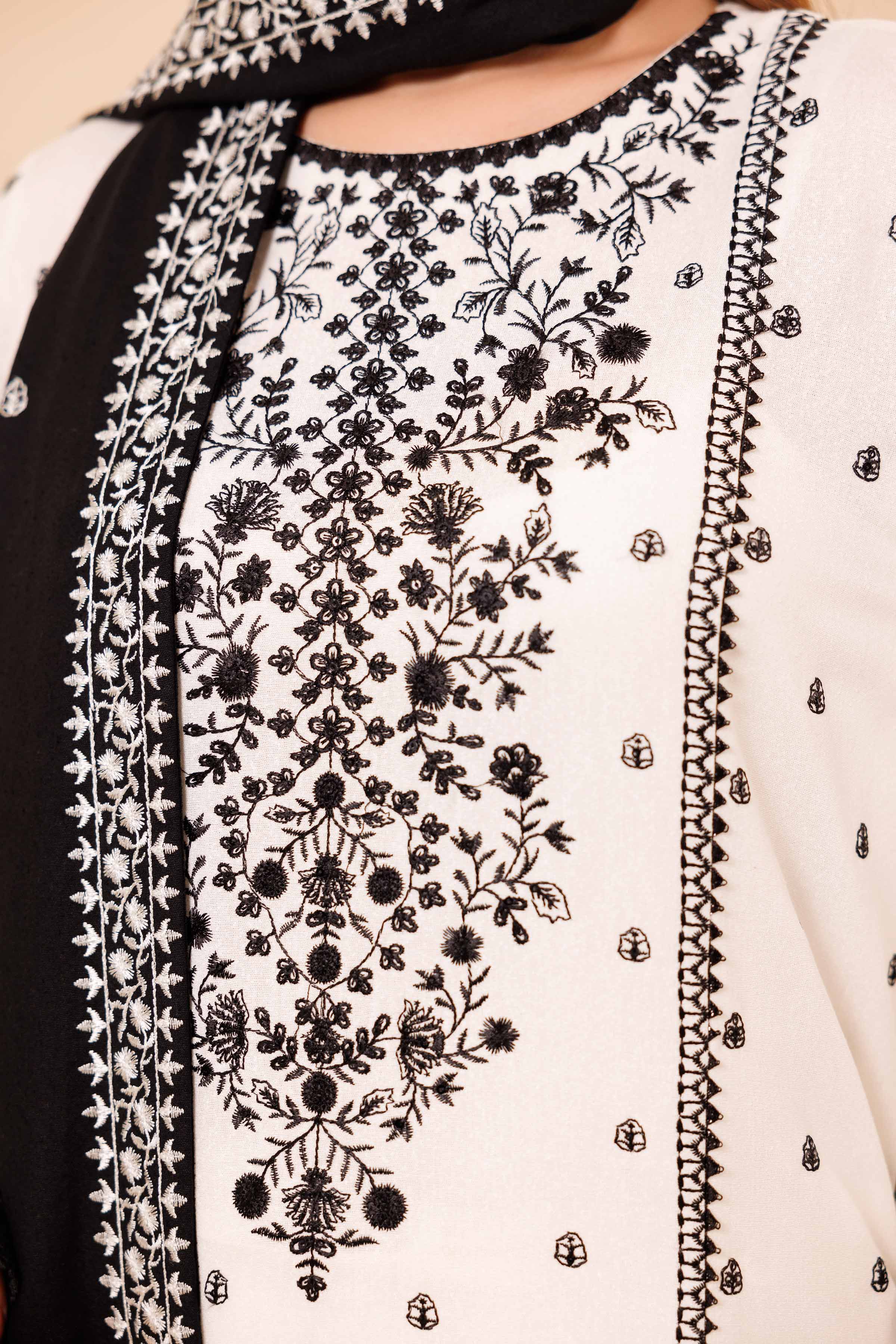 3 Piece - Embroidered Suit - 42404368
