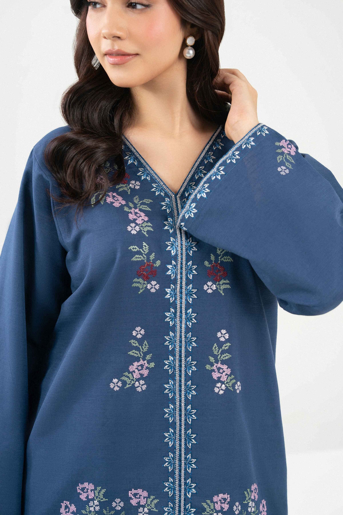 Shop blue embroidered khaddar tunic - embroidery close-up | Nishat USA